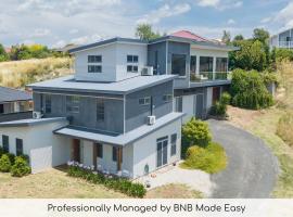 The Entertainer - 5 Bed 5 Bath, 3 Storey Retreat, Hotel in Orange