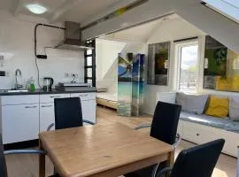 Zolderstudio dichtbij Goffert met eigen badkamer en WC, eigen keuken, eigen ingang