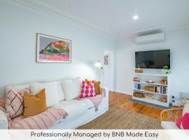 Cobbora Cottage - Sleek & Stylish, Near Hospital, Hotel in Anafi