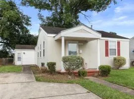 4BD Metairie retreat with driveway and yard