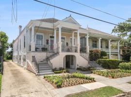 BEAUTIFUL BAYOU LIVING 2bd STEPS TO JAZZ FEST, apartment in New Orleans