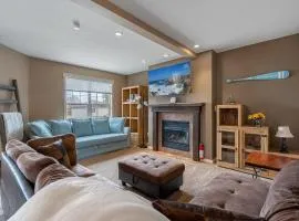 Prairie Oasis I Sleeps 16 l BBQ & Patio l Smart TV