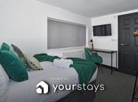 Adventure Place by YourStays, semesterhus i Stoke on Trent