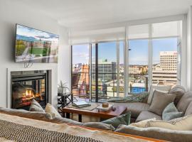 Downtown Condo- 14th Floor, Parking, Pool, Hot Tub. Beautiful City Views!, villa in Victoria