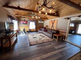 Flyway Resort - 'Big Game Suite' on Wilson Lake, hotel sa Phillips