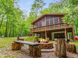 Hot Tub, River&Kayak, WiFi, & Fire Pit at Cabin!, holiday rental in Morton Grove