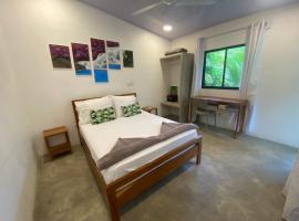 Jungle apartment with bathtub and outdoor shower, hotel in Talamanca