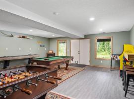 Iron Mountain - Spacious Secluded Lodge with Hot Tub & Game Room, cottage di Sandy