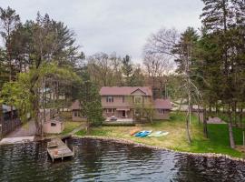 Lake House Vacation Sleeps 12 Private Dock，Waupaca的Villa