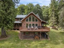 Iron Mountain - Spacious Secluded Lodge with Hot Tub & Game Room