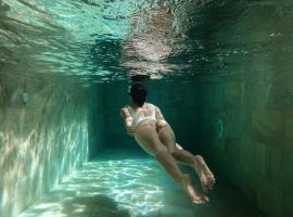 Loft con piscina privada climatizada a 5' del Museo Dalí, hotel spa di Figueres