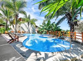 Modern Split-Level 2-Bedroom Condo with Pools, Terrace & Easy Beach Access, apartament a Coco