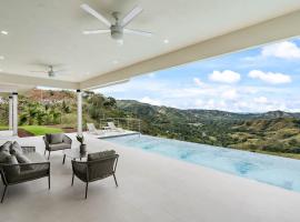 Mountaintop 4-Bedroom with Pool Huge Views, hotel v destinaci Carpintero