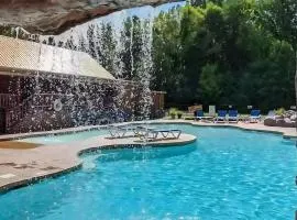 Mins to DT Gatlinburg~ Hot Tub~ Community Pool