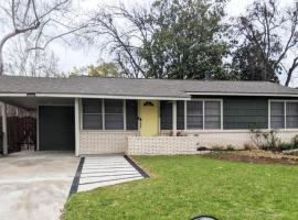 A Rare find - Bright, Warm, Charming Central Austin Home، فندق في أوستن