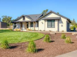 Gearhart Getaway - Gated Community Home w/ Hot Tub, Walk to Beach, hotel with parking in Warrenton