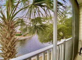 Lakefront Condo w Huge Waterfront Pool Hot Tub, feriebolig i North Myrtle Beach