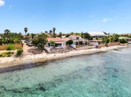 Pixel Paradise Oceanfront Villa with Stunning Views, villa sihtkohas Kralendijk