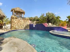 Casa Magnolia Communal Pool and Outdoor Shower, holiday home in Kralendijk