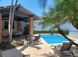 Casa en Cauca Viejo con piscina, Jacuzzi y turco、ヘリコのヴィラ