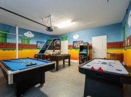 Charming 9BR Villa w Theme & Game Rooms by Disney, hytte i Kissimmee