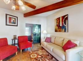 Surprise में, होटल Pools and Pickleball! Dog-Friendly Home in Surprise