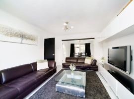 Chic 4BR Home with Ensuite bath and Cozy Garden, hotel in Dagenham