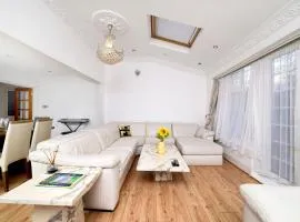 Chic 3BR Home - Eats and Sights Closeby