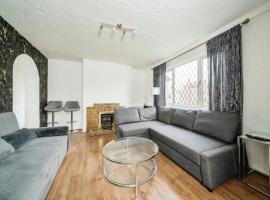 Charming 3BR House With Free Parking and Garden, hotel Hounslow-ban