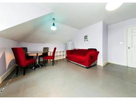 Chic Croydon 2BR Flat - Free Parking, hotel in Purley