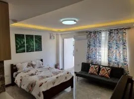 C Mary's Staycation in Tanza Cavite 2-3pax、Tanzaのコンドミニアム