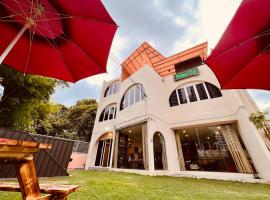 Family Holiday Villa by StayCo-Pool +KTV+ E-Bike, cottage in Tanjung Bungah