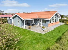 Nice Home In Juelsminde With Kitchen: Juelsminde şehrinde bir kulübe