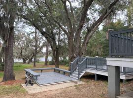 Entire home! Waterfront and Trail-backing!, hotel en Beaufort