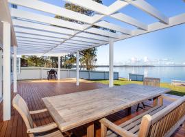 Tranquility Beach House by Experience Jervis Bay โรงแรมในSt Georges Basin