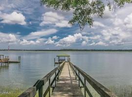 Waterfront! Private Dock! Cottage in the City!, hytte i Beaufort