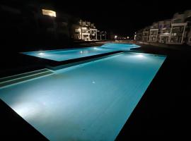 라스 세드르에 위치한 반려동물 동반 가능 호텔 New Chalet Sea & Pool view Ras Sedr شاليه جديد دور ارضي في راس سدر