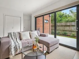 StayAU Modern 4-bedroom TH Bayswater