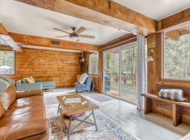 Thompson Cabin - Charming Salmon Riverfront A-Frame Oasis w/ fireplace, hotel in Welches