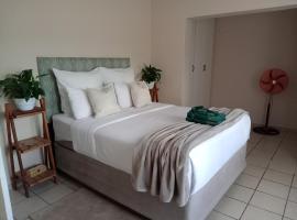 Olivia Pines Guesthouse, hotel em Krugersdorp