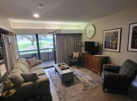 Palm Harbor Condo located within Innisbrook Golf Course, hótel með bílastæði í Palm Harbor