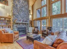 Lazy Bear Lodge · Spacious 6BR Lodge with Chef's Kitchen, Hot Tub, Golf Views and more