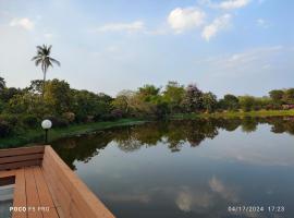 Cottage by the pond，Ban Thung Khao Tok的飯店