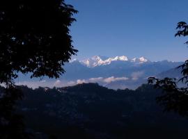 Travellers' Den Hostel: Darjeeling şehrinde bir otel