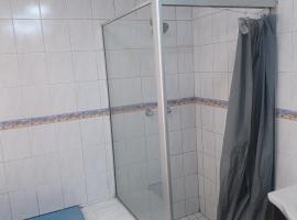 De'moore Guest House, hotel in Johannesburg