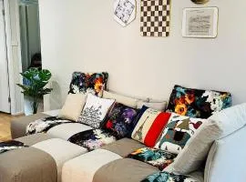 Charming Riverside Retreat sleep6