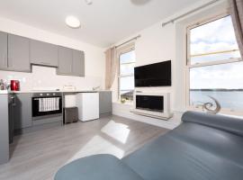 Unit 2 Island View Apartments With Stunning Harbour View, hotel in Cobh