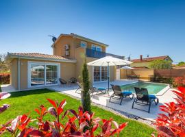 Beautiful Villa Onit with outdoor pool in Vizinada, hotel in Ferenci