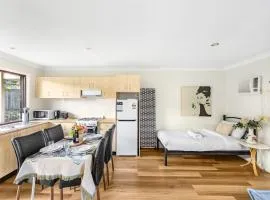 Great value Stylish 2BR Granny Flat Heritage Park
