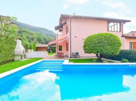 Jane e Jolie holiday home private swimming pool, villa em Valbrona